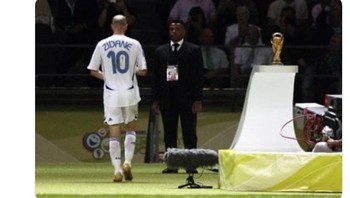 Terakhir kali Italia juara di edisi Piala Dunia 2006. Kala itu, berhasil mengalahkan Prancis di partai puncak, tapi netizen menyebutnya ini sebagai awal kutukan Italia di tahun-tahun berikutnya. Foto: Screenshot X