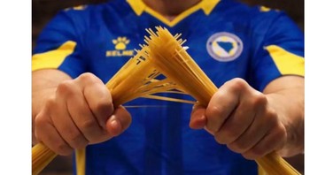 Makanan khas Italia, pasta, yang dipatahkan sebagai bentuk sindiran. Foto: Screenshot X