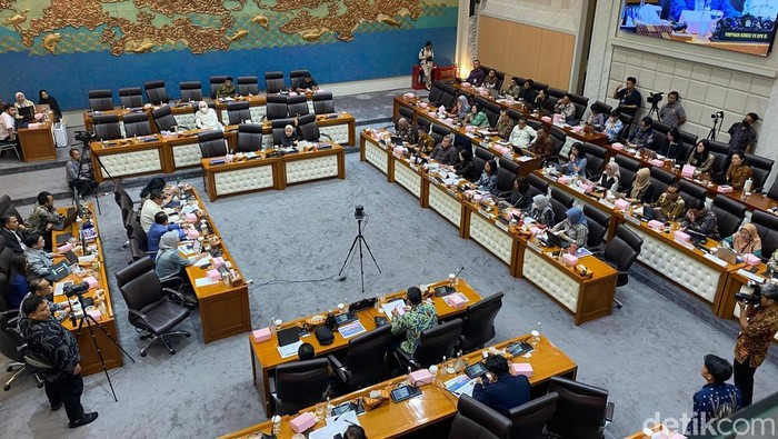 Menpar Widiyanti Putri Wardhana menyampaikan dampak konflik Amerika Serikat, Israel, Iran hingga negara-negara Teluk dalam rapat kerja Komisi VII DPR. (Dwi R/detikcom)