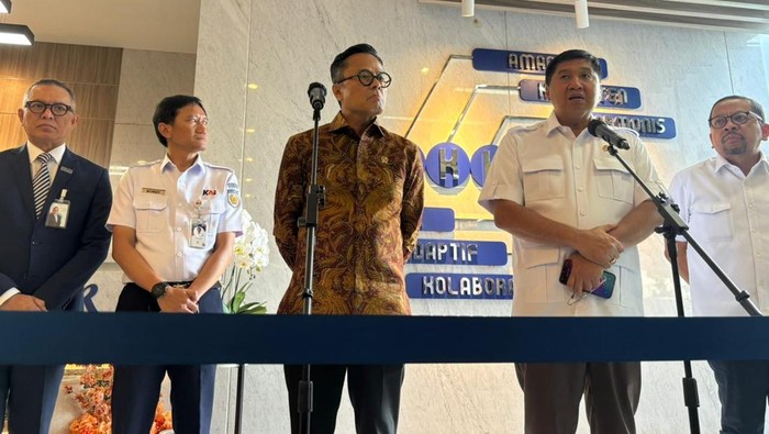 Menteri PKP Maruarar Sirait, Kepala BP BUMN Dony Oskaria dan pejabat BUMN lainnya