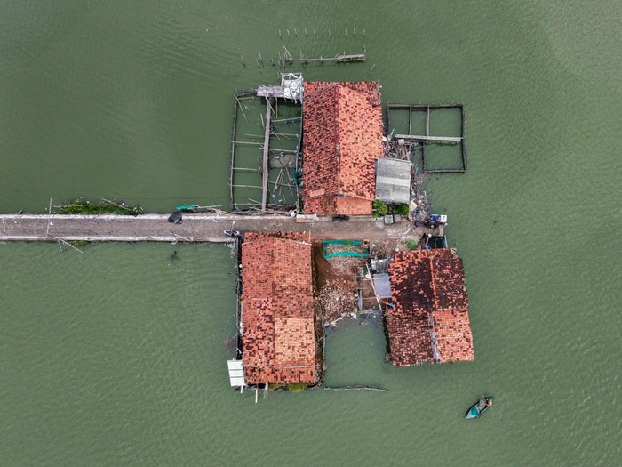 Foto udara permukiman warga yang berdekatan dengan air rob yang menutupi lahan pertanahan milik warga di Kota Pekalongan, Jawa Tengah, Rabu (1/4/2026). Menteri Pekerjaan Umum (PU) Dody Hanggodo mengusulkan kepada Badan Otorita Pengelola Pantai Utara Jawa (BOPPJ) agar wilayah Pekalongan dapat masuk wilayah yang diprioritaskan dalam pembangunan Tanggul Laut Raksasa atau Giant Sea Wall (GSW) pada sesi pertama selain Teluk Jakarta dan Semarang-Kendal-Demak. ANTARA FOTO/Harviyan Perdana Putra