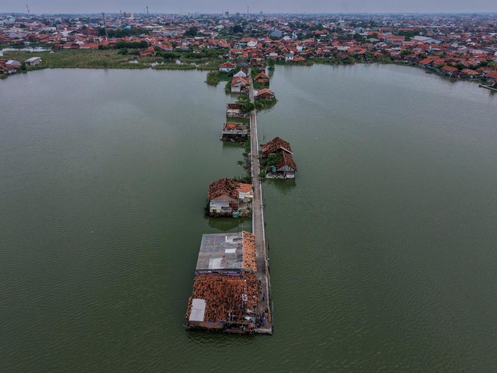 Foto udara permukiman warga yang berdekatan dengan air rob yang menutupi lahan pertanahan milik warga di Kota Pekalongan, Jawa Tengah, Rabu (1/4/2026). Menteri Pekerjaan Umum (PU) Dody Hanggodo mengusulkan kepada Badan Otorita Pengelola Pantai Utara Jawa (BOPPJ) agar wilayah Pekalongan dapat masuk wilayah yang diprioritaskan dalam pembangunan Tanggul Laut Raksasa atau Giant Sea Wall (GSW) pada sesi pertama selain Teluk Jakarta dan Semarang-Kendal-Demak. ANTARA FOTO/Harviyan Perdana Putra