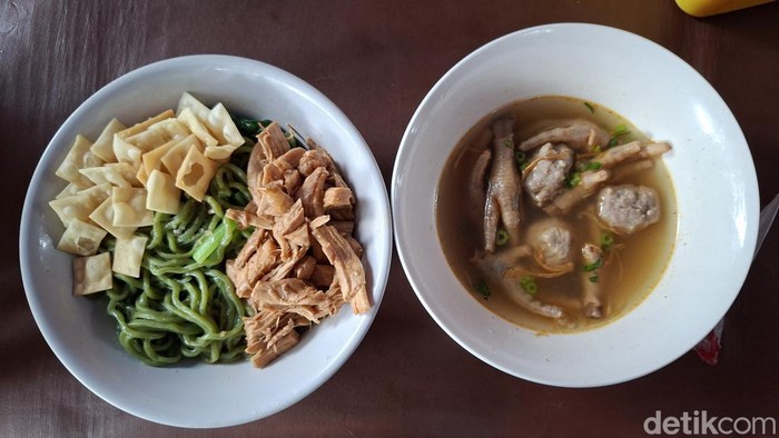 Mie Ayam Vegeta milik Nurhasanah ini menyuguhkan semangkuk mie sehat berwarna hijau yang menggugah selera.
