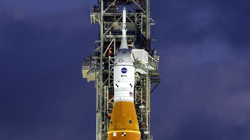 People set cameras to photograph NASA's Artemis II lunar flyby mission, with the next-generation moon rocket, the Space Launch System (SLS) rocket and the Orion crew capsule, on Pad 39B ahead of the launch of the Artemis II mission at the Kennedy Space Center in Cape Canaveral, Florida, U.S.,  March 31, 2026.    REUTERS/Brendan McDermid         TPX IMAGES OF THE DAY     REFILE - CORRECTING INFORMATION FROM 