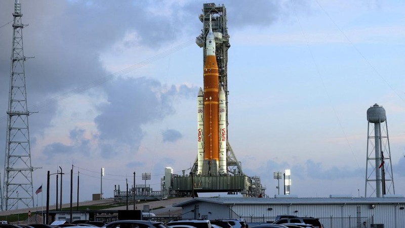 People set cameras to photograph NASA's Artemis II lunar flyby mission, with the next-generation moon rocket, the Space Launch System (SLS) rocket and the Orion crew capsule, on Pad 39B ahead of the launch of the Artemis II mission at the Kennedy Space Center in Cape Canaveral, Florida, U.S.,  March 31, 2026.    REUTERS/Brendan McDermid         TPX IMAGES OF THE DAY     REFILE - CORRECTING INFORMATION FROM 