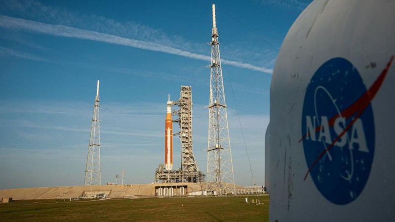 People set cameras to photograph NASA's Artemis II lunar flyby mission, with the next-generation moon rocket, the Space Launch System (SLS) rocket and the Orion crew capsule, on Pad 39B ahead of the launch of the Artemis II mission at the Kennedy Space Center in Cape Canaveral, Florida, U.S.,  March 31, 2026.    REUTERS/Brendan McDermid         TPX IMAGES OF THE DAY     REFILE - CORRECTING INFORMATION FROM 