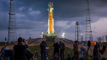 Sejumlah orang menyiapkan kamera untuk memotret misi terbang lintas Bulan Artemis II NASA di Landasan 39B, Kennedy Space Center, Cape Canaveral, Florida, Amerika Serikat, Selasa (31/3/2026). Roket Space Launch System (SLS) dan kapsul awak Orion disiapkan menjelang peluncuran misi tersebut. REUTERS/Brendan McDermid  