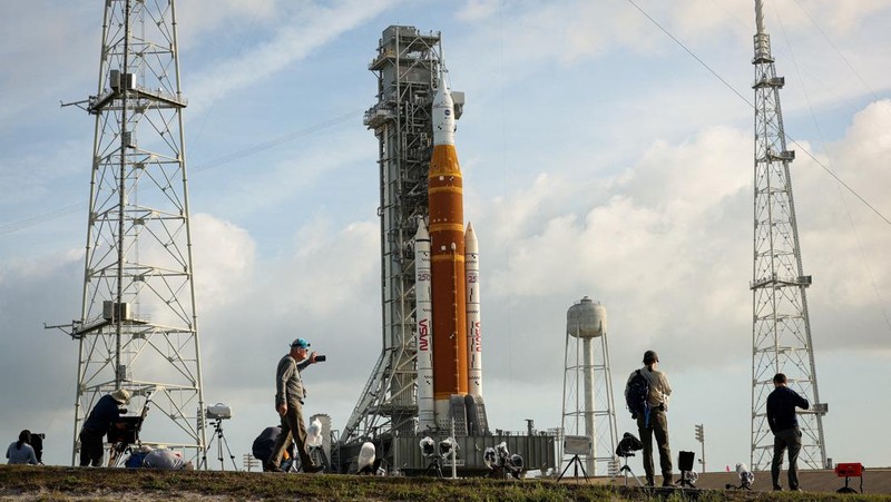 People set cameras to photograph NASA's Artemis II lunar flyby mission, with the next-generation moon rocket, the Space Launch System (SLS) rocket and the Orion crew capsule, on Pad 39B ahead of the launch of the Artemis II mission at the Kennedy Space Center in Cape Canaveral, Florida, U.S.,  March 31, 2026.    REUTERS/Brendan McDermid         TPX IMAGES OF THE DAY     REFILE - CORRECTING INFORMATION FROM 