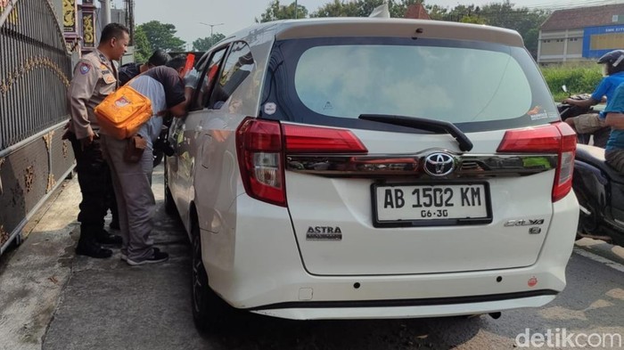 Mobil Calya di tepi jalan Jogja-Solo Klaten diperiksa polisi setelah sopirnya ditemukan meninggal, Rabu (1/4/2026).
