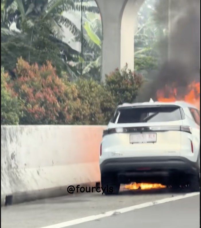 Mobil Chery terbakar di tol