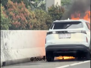 Mobil Chery Pakai Pelat Sementara Terbakar saat Dibawa ke Area Penyimpanan