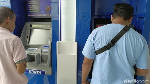 Nasabah menarik uang dari ATM BRI di Kupang, NTT, Rabu (1/4/2026).