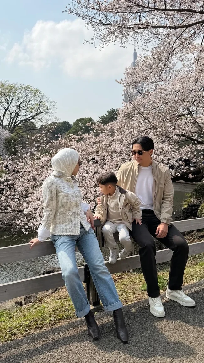 Nikita Willy bersama suami dan anaknya diketahui tengah berlibur ke Jepang. Penampilannya yang santun dengan konsisten berhijab curi atensi. Foto: Instagram/@nikitawillyofficial94