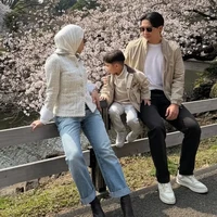 Nikita Willy bersama suami dan anaknya diketahui tengah berlibur ke Jepang. Penampilannya yang santun dengan konsisten berhijab curi atensi. Foto: Instagram/@nikitawillyofficial94