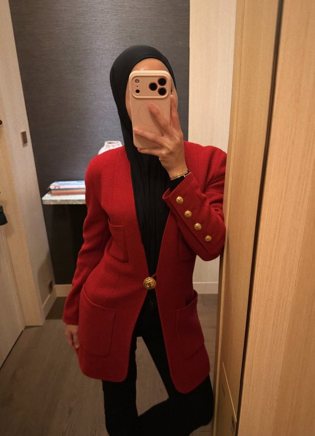 Nikita memadukan dalaman dan celana panjang hitam dengan blazer merah berkancing emas. Melengkapi penampilannya, Nikita memilih hijab polos senada berwarna hitam. Foto: Instagram/@nikitawillyofficial94