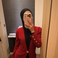 Nikita memadukan dalaman dan celana panjang hitam dengan blazer merah berkancing emas. Melengkapi penampilannya, Nikita memilih hijab polos senada berwarna hitam. Foto: Instagram/@nikitawillyofficial94