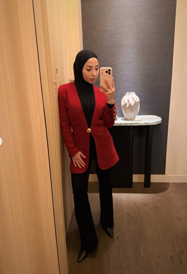Kini memilih tampil tertutup dengan hijab, penampilan Nikita jadi terlihat makin cantik adem. masyaallah tabarakallah cantiknyaaaa, tulis salah satu komentar. Cakep banget, komentar lain. Foto: Instagram/@nikitawillyofficial94
