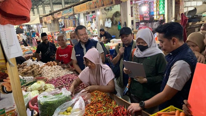Tim gabungan sidak harga bahan pokok penting (bapokting) usai Lebaran di Pasar Baru Gresik