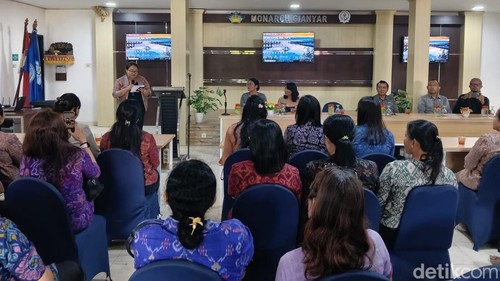 Pelatihan table manner resmi dibuka Dharma Wanita Persatuan (DWP) Kabupaten Gianyar, Selasa (31/3/2026).
