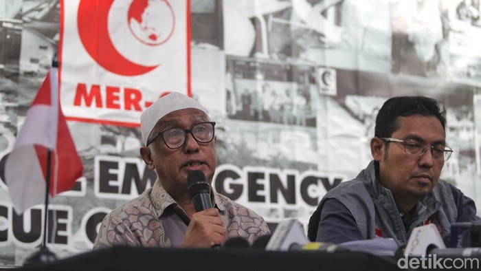 Ketua Presidium Medical Emergency Rescue Committee (MER-C) Hadiki Habib (kanan) dan Tim Pengacara Muslim (TPM) Achmad Michdan memberikan pernyataan pers di kantor MER-C Indonesia, Jl Kramat Lontar, Jakarta Pusat, Rabu (1/4/2026). MER-C Indonesia bersama TPM mengecam keras insiden gugurnya tiga prajurit TNI yang menjadi Pasukan Perdamaian PBB di Lebanon (United Nations Interim Force in Lebanon/UNIFIL). Mereka menilai serangan tersebut sebagai kejahatan perang dan mendesak pemerintah segera membawa kasus ini ke Mahkamah Internasional.