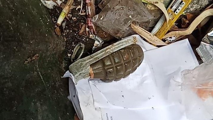 Penampakan granat nanas yang ditemukan di depan masjid Kantor BPN Makassar langsung diledakkan di daerah aman.