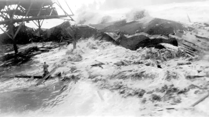 Penampakan tsunami yang menerjang Hawaii pada 1 April 1946. (Istimewa/Pacific Tsunami Museum, Rebecca Lyman Enskine Collection)