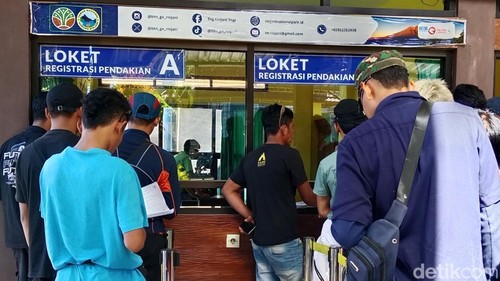 Pendaki Gunung Rinjani melakukan registrasi di TNGR Resort Sembalun, Lombok Timur, NTB, Rabu (1/4/2026).