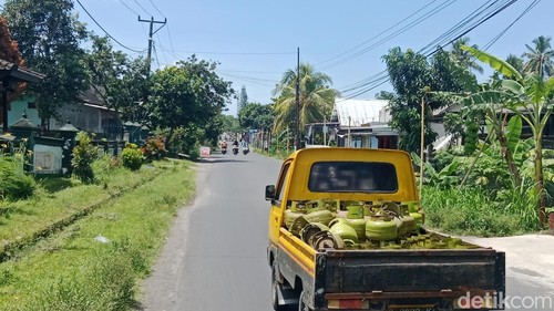 Pengangkutan gas LPG 3 Kilogram di Lombok Timur, NTB, Selasa (31/3/2026).