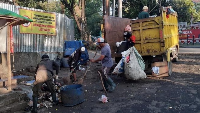 Pengangkutan sampah di Sukabumi