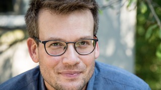 Satu Dekade Menghilang, John Green Tulis Novel untuk Pembaca Dewasa