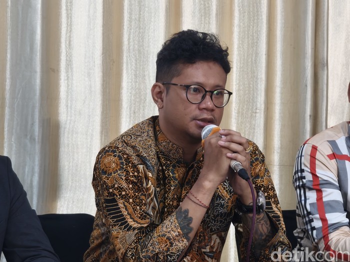 Penulis Panji Sukma Herasih (baju batik), bersama tim kuasa hukumnya, saat konferensi pers di Solo Baru, Sukoharjo, Rabu (1/4/2026).