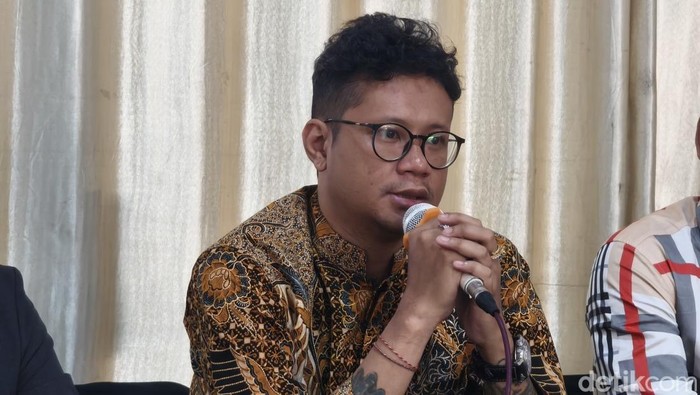 Penulis Panji Sukma Herasih (baju batik), bersama tim kuasa hukumnya, saat konferensi pers di Solo Baru, Sukoharjo, Rabu (1/4/2026).