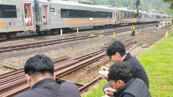 Penumpang KA Herina Relasi Surabaya-Bandung keluar gerbong menunggu evakuasi KA Ciremai yang alami anjlok