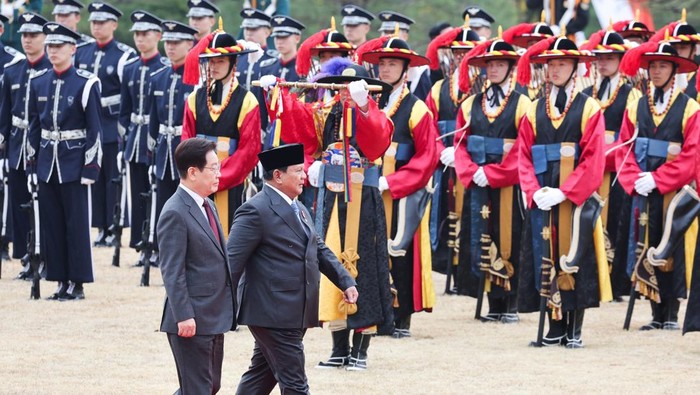 South Korean President Lee Jae Myung and Indonesian President Prabowo Subianto inspect honor guards during a welcoming ceremony at the Presidential Blue House in Seoul, South Korea, April 1, 2026.    Yonhap via REUTERS   THIS IMAGE HAS BEEN SUPPLIED BY A THIRD PARTY. NO RESALES. NO ARCHIVES. SOUTH KOREA OUT. NO COMMERCIAL OR EDITORIAL SALES IN SOUTH KOREA.