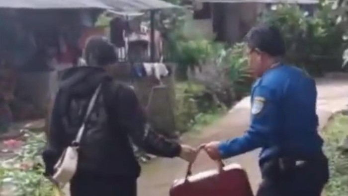 Petugas Damkar saat mengantar ibu hamil mudik