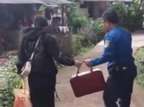 Damkar Bantu Ibu Hamil Kehabisan Ongkos Pulkam, Kisahnya Penuh Haru