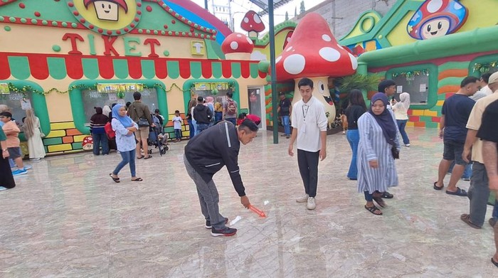 Petugas kepolisian saat melakukan olah TKP di lokasi Suyati pingsan