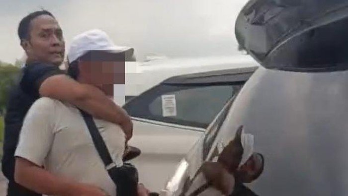 Petugas kepolisian saat menangkap pelaku. (Foto: dok. Polres Pelabuhan Belawan)