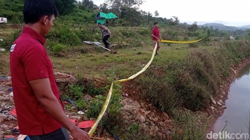 Petugas memasang garis polisi pada lokasi kolam rendaman yang diduga menjadi lokasi tambang ilegal di Desa Buwun Mas, Kecamatan Sekotong, Lombok Barat, Selasa (31/3/2026).