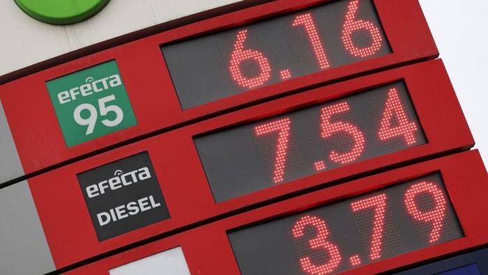A general view shows an Orlen petrol station after Poland capped fuel prices and temporarily lowered fuel taxes amid concerns over rising energy costs, amid the U.S.-Israeli conflict with Iran, in Warsaw, Poland, March 31, 2026. REUTERS/Kuba Stezycki