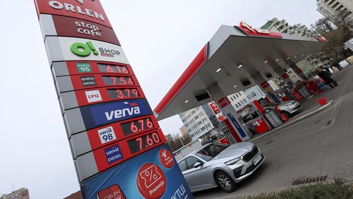 A general view shows an Orlen petrol station after Poland capped fuel prices and temporarily lowered fuel taxes amid concerns over rising energy costs, amid the U.S.-Israeli conflict with Iran, in Warsaw, Poland, March 31, 2026. REUTERS/Kuba Stezycki