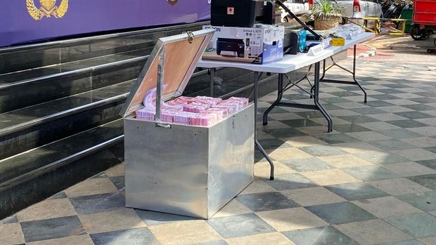 Polda Metro Jaya menyita satu peti uang palsu dari pengedar yang ditangkap di hotel kawasan Kemang, Bogor, Rabu (1/4/2026).