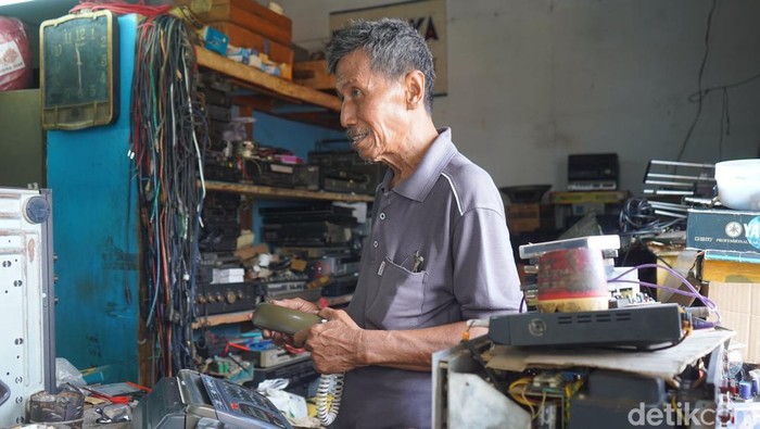 Potret Edi Dokter Tape Lawas di Pasar Genteng Surabaya