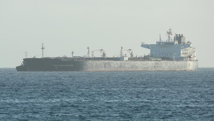 The Russian-flagged oil tanker Anatoly Kolodkin manoeuvres in Matanzas Bay, Cuba, whose economy has ground to a halt under a de facto oil blockade imposed by the U.S., resulting in an energy crisis that has led to strict gasoline rationing and a series of blackouts across the country, March 31, 2026. REUTERS/Norlys Perez REFILE - QUALITY REPEAT    TPX IMAGES OF THE DAY