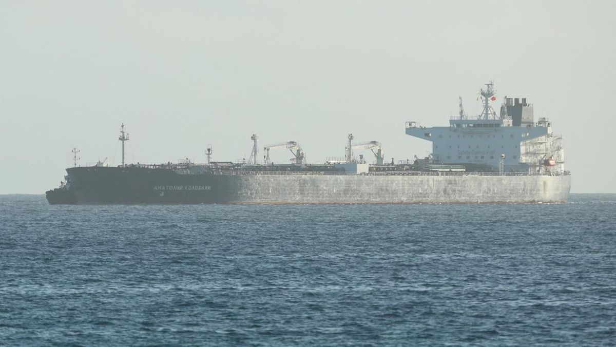 Potret Kedatangan Tanker Minyak Rusia Jadi Harapan di Tengah Krisis