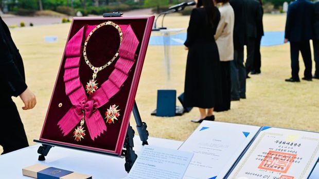 Presiden Prabowo menerima penghargaan 'The Grand Order of Mugunghwa' dari Presiden Korsel Lee Jae Myung.