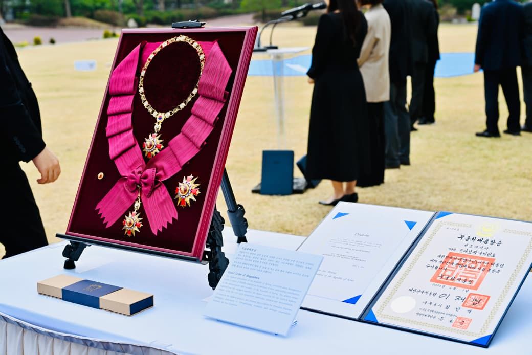 Presiden Prabowo Subianto menerima penghargaan kehormatan tertinggi dari Pemerintah Republik Korea, The Grand Order of Mugunghwa, yang dianugerahkan langsung oleh Presiden Republik Korea Lee Jae Myung, dalam sebuah Friendship Event yang berlangsung di Garden of Sangchungjae, Istana Kepresidenan Republik Korea, pada Rabu, (1/4/2026). (Dok. BPMI Sekretariat Presiden)