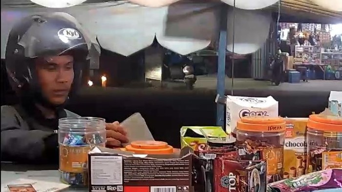 Pria berhelm di Kendari membawa kabur dompet dari lokasi agen bank.