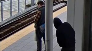 Video: Ngeri! Pria Coba Dorong Orang ke Rel saat Kereta Datang