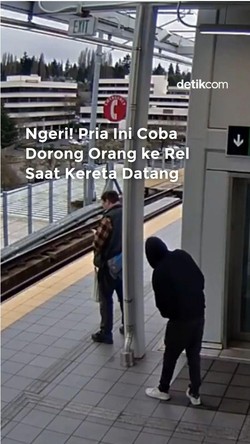 Video: Ngeri! Pria Coba Dorong Orang ke Rel saat Kereta Datang